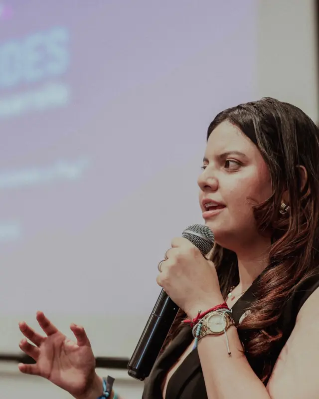 🕊️ Democracia, transiciones y paz son tres palabras que este año nos invitan a mirarnos como región y preguntarnos: ¿Cómo construimos comunidad si no lo hacemos desde la paz? 🌎

La paz no es silencio ni ausencia de conflicto; es la razón que nos permite encontrarnos, dialogar y transformar juntos.

#ForoJuventudes2025 #SantaMarta #ForoJuventudes #Paz #Democracia #Colombia #EULAC