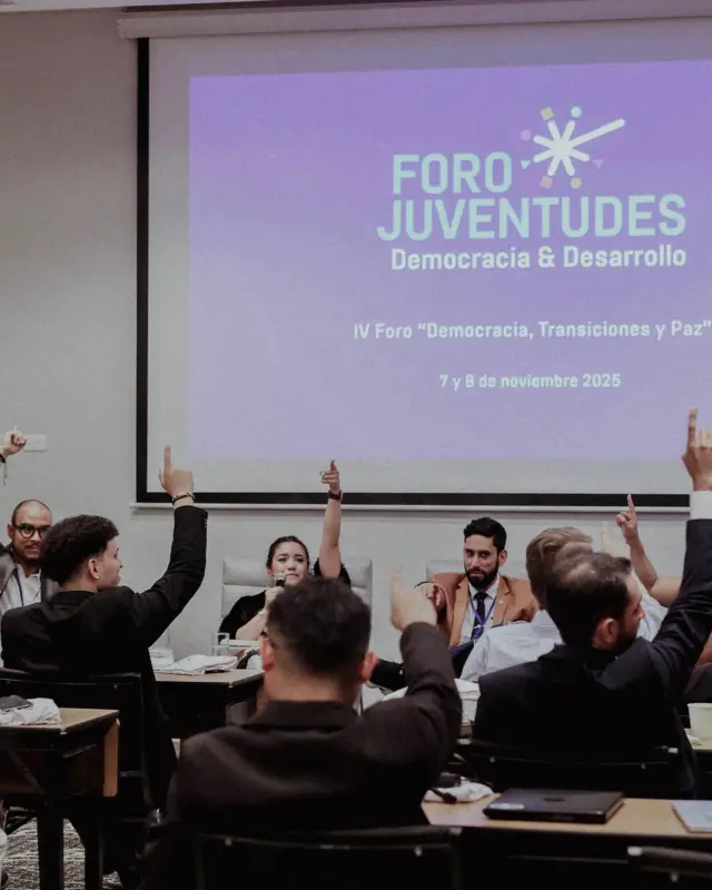 La paz no se construye sola, se empieza escuchando, compartiendo y creyendo que el otro también sueña con un país distinto. La paz también es crear lazos que nos unen. 🤝

#ForoJuventudes2025 #SantaMarta #ForoJuventudes #Paz #Democracia